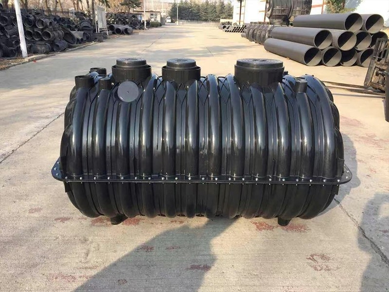 Integrated injection molding three-format septic tank