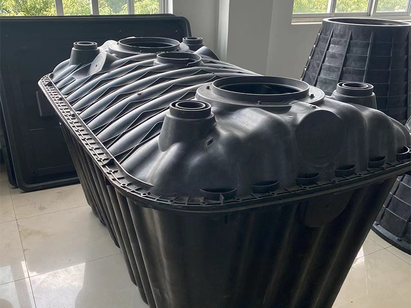 Integrated injection molding three-format septic tank